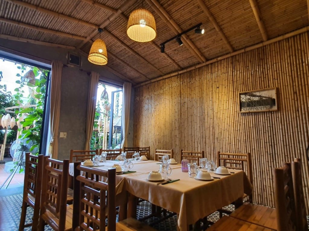 trang trí quán ăn bằng tre trúc
