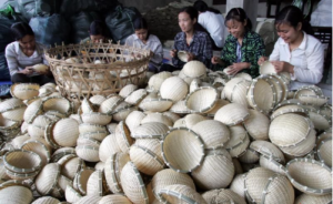 Những người thợ lành nghề tại làng Tăng Tiến đang tất bật đan cài rổ rá