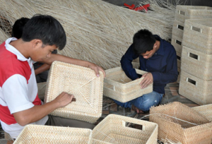 Những đường đan cài tỉ mỉ của người thợ làng nghề Liên Khê
